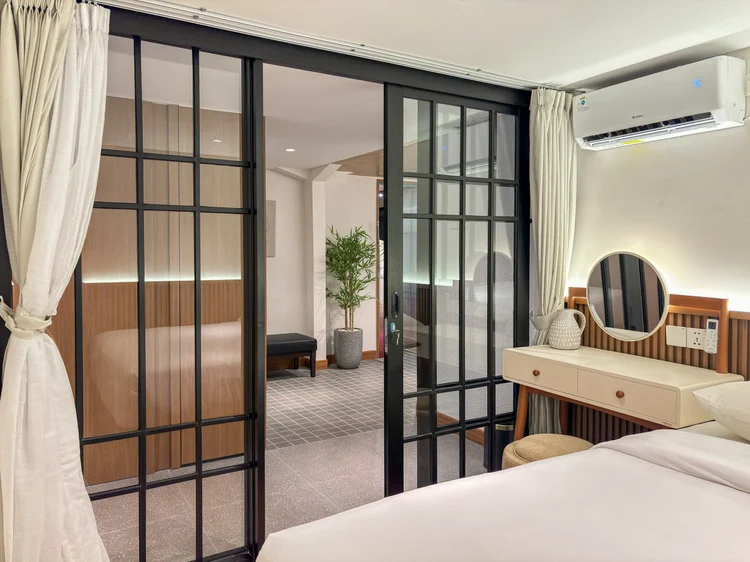 Shizuoka: Kamar dengan pintu geser kaca, meja rias, dan AC sendiri.