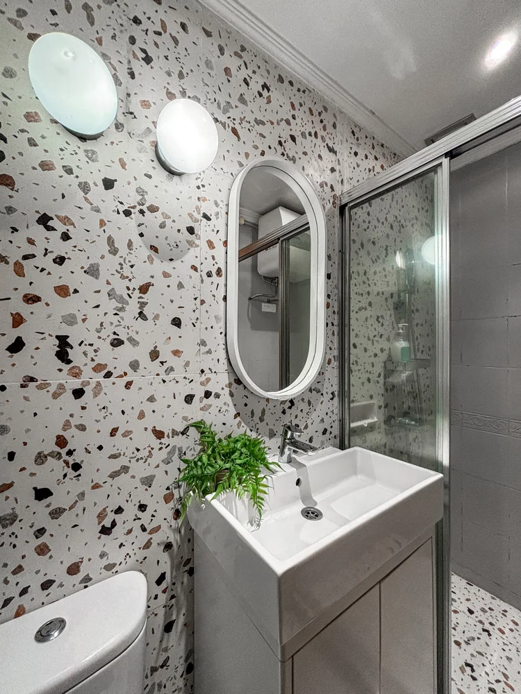 Geneva: Shower dengan air hangat, buat mandi setelah seharian jalan.