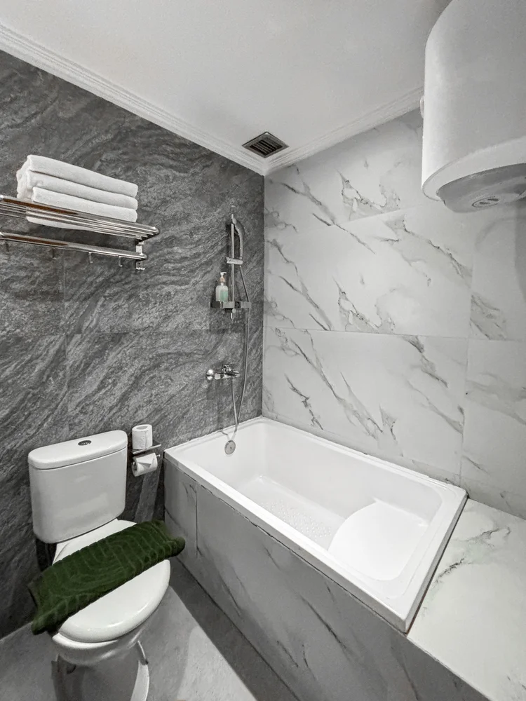 Salzburg: Kamar mandi dalam kamar utama, dengan bathtub buat berendam setelah seharian jalan.