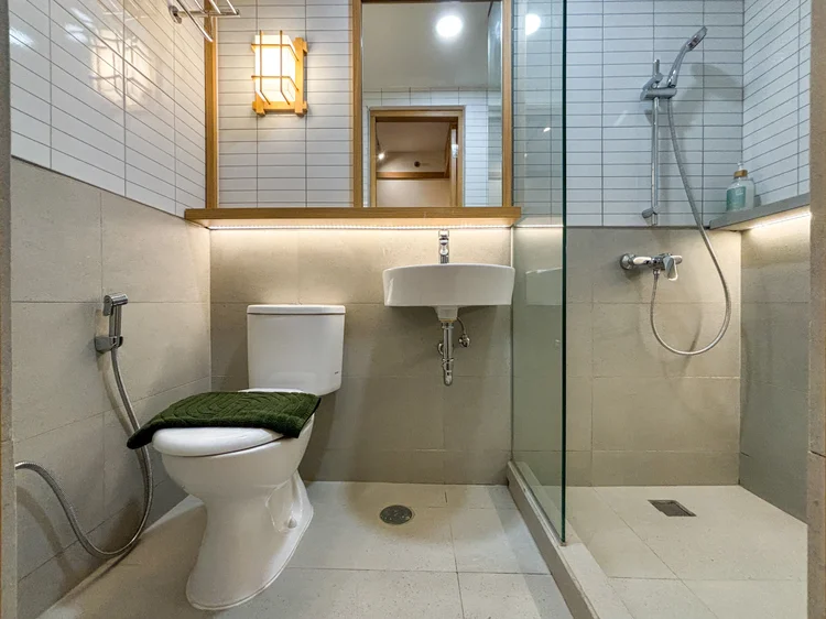 Omotesando: Kamar mandi dibersihkan tim kami sendiri sesuai standar CHSE sebelum tiap check-in.