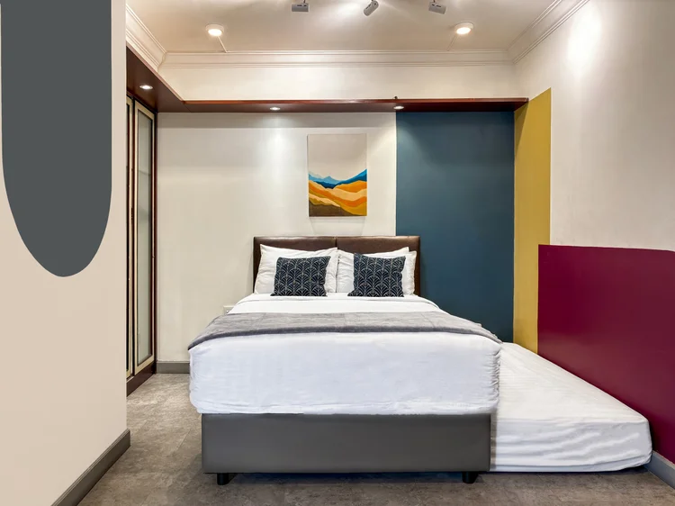 Chicago: Kamar utama juga punya kamar mandi dalam dan meja rias sendiri.