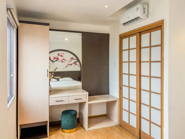Yokohama: Meja rias dengan cermin dan lemari pintu geser bergaya shoji di kamar utama.