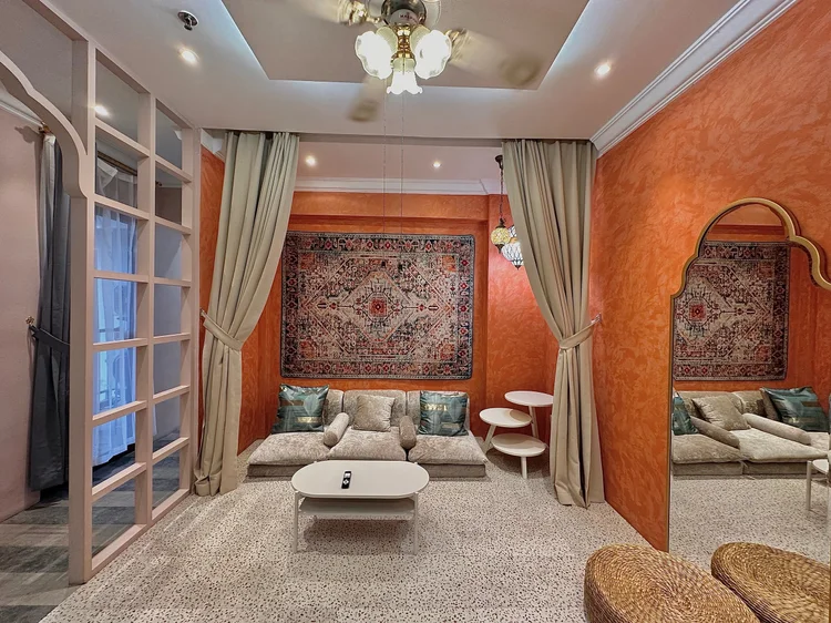 Cappadocia: Ruang keluarga dengan sofa dan kipas angin, tempat semua kumpul; muat 6, maks. 9 dengan extra bed.