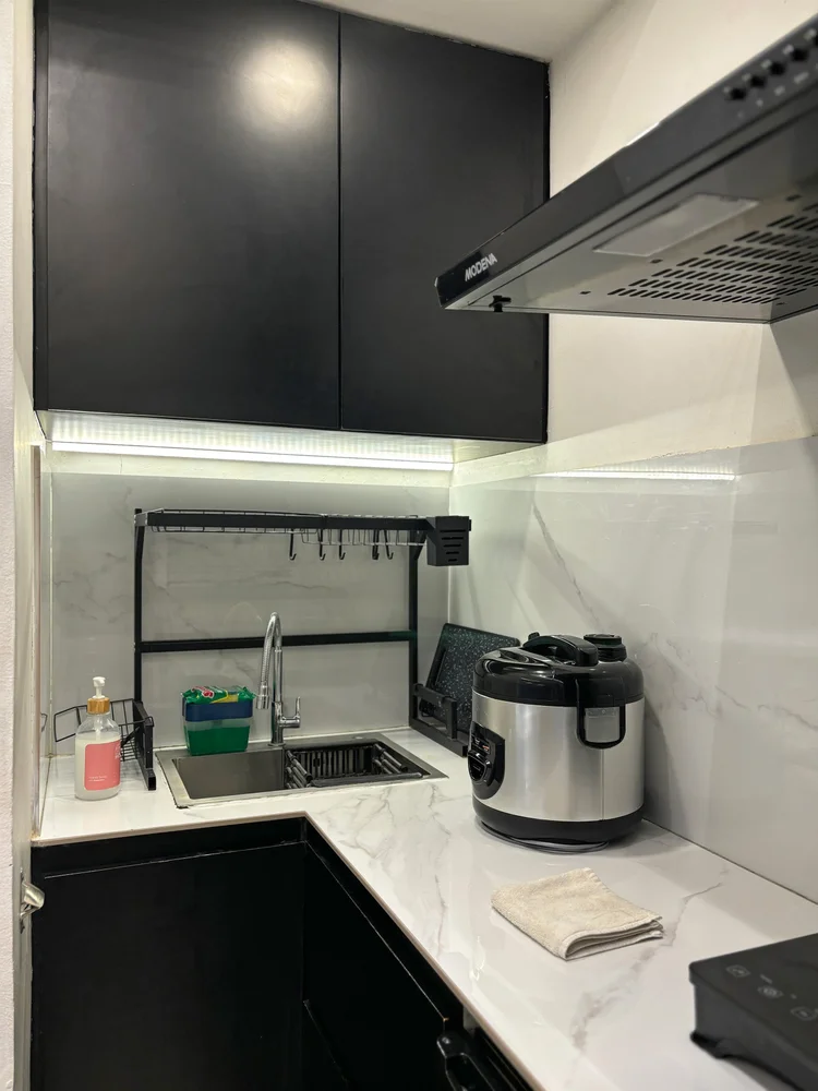 Sydney: Wastafel dapur, rice cooker, dan alat masak dasar; bahan dasarnya ada di minimarket lobi.
