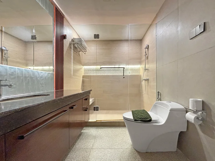 Okinawa: Kamar mandi dengan shower terpisah dan toilet, salah satu dari tiga di unit ini.