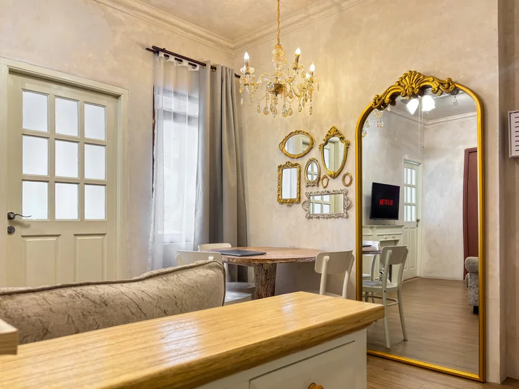 Bordeaux: Booking langsung di sini biasanya harga termurah untuk unit yang sama.