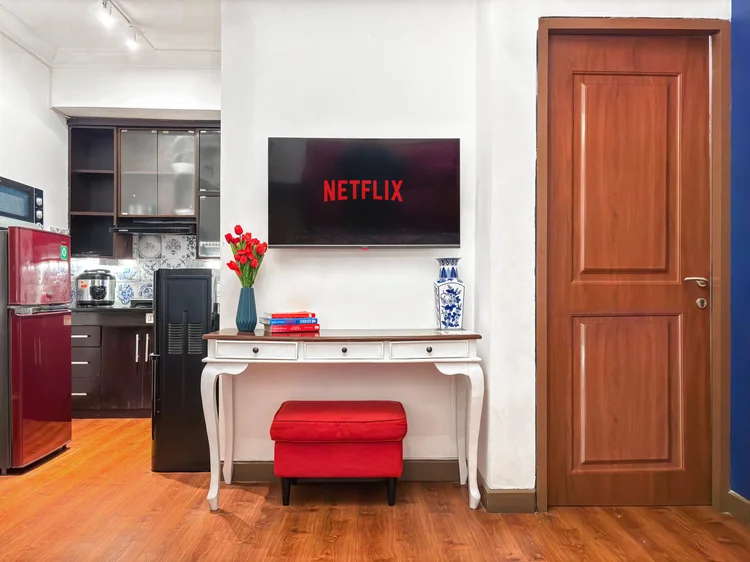 Amsterdam: Smart TV dengan Netflix di sebelah dapur terbuka, plus meja konsol untuk tas dan kunci.
