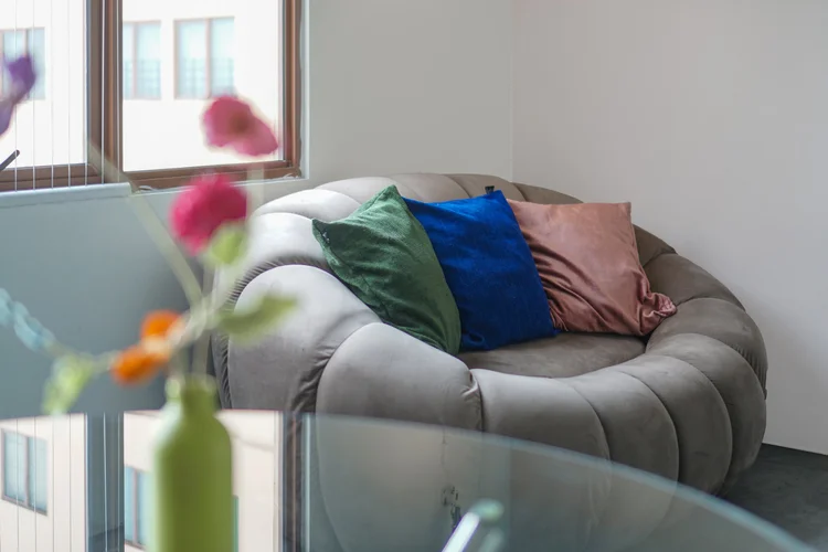 Vancouver: Sofa bulat dengan bantal warna-warni, tempat santai sambil nonton.