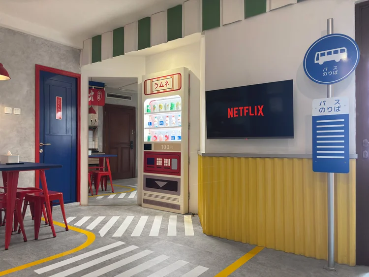 Shibuya: Smart TV dengan Netflix, rambu halte bus, dan dekorasi mesin vending ala Tokyo.
