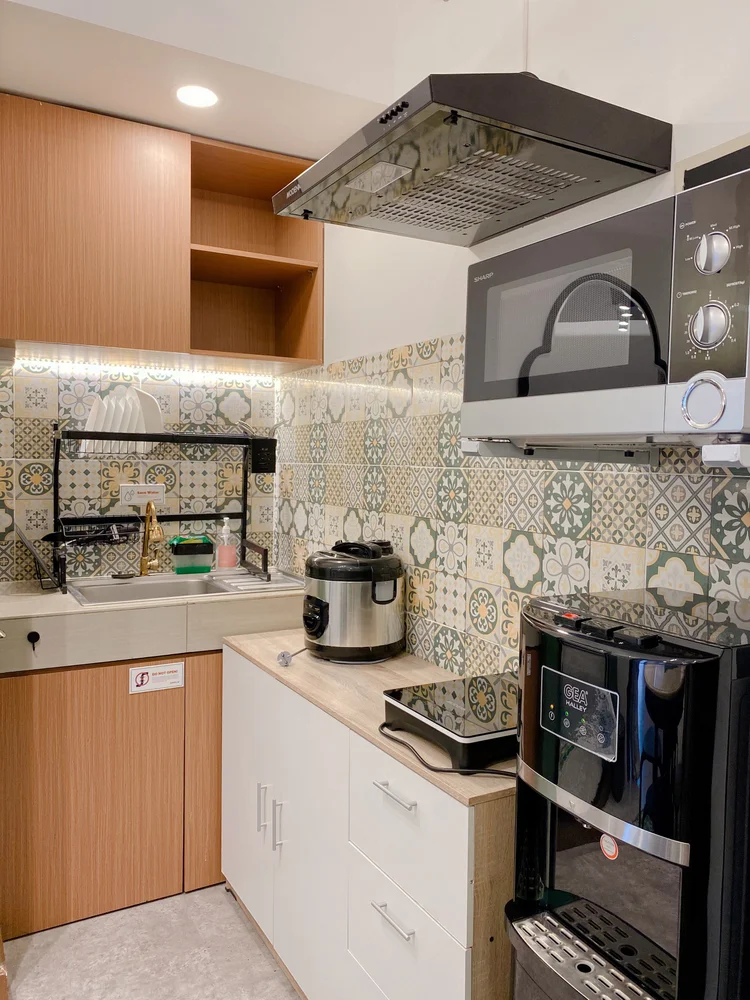 Saigon: Dapur terbuka: kompor induksi, microwave, rice cooker; bahan dasarnya ada di minimarket lobi.