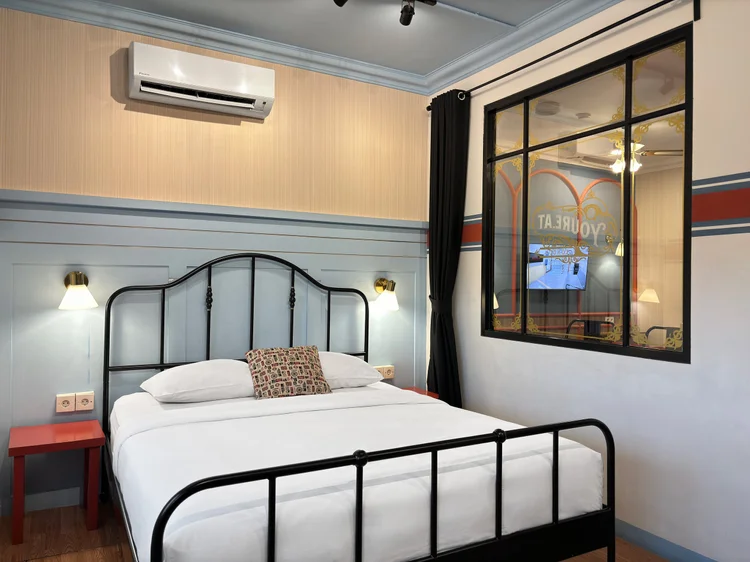 London: AC ada di tiap kamar, termasuk kamar dengan rangka besi klasik ini.
