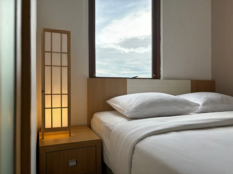 Hokkaido: Lampu shoji di samping tempat tidur, cahaya lembut untuk malam hari.