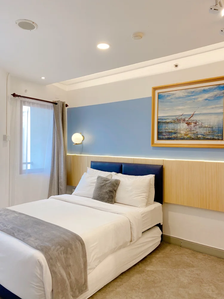 Austin: Sprei putih di tempat tidur, standar yang sama di semua unit kami.