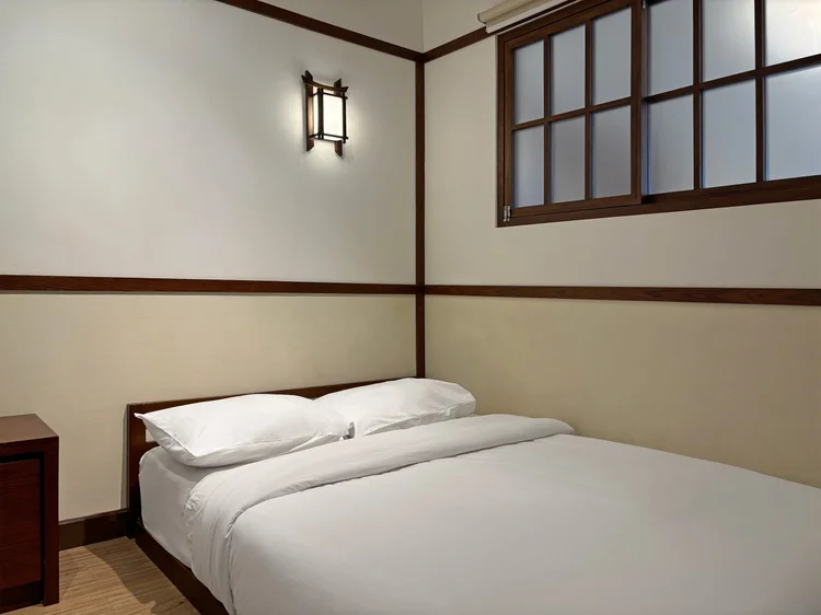 Okinawa: Kamar dengan AC sendiri dan meja kecil di sampingnya.