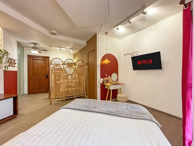 Ankara: Tema Desert: warna terakota, sekat rotan, dan lengkung merah bata, studio untuk 4 orang.