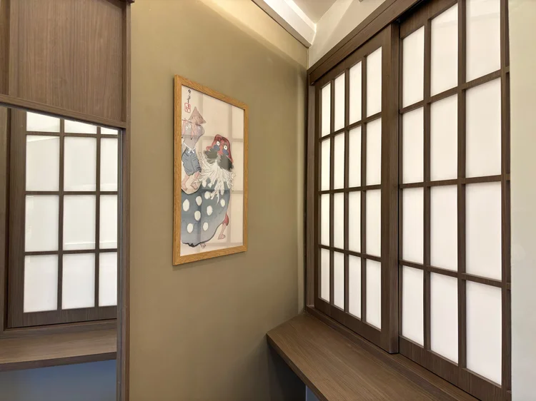 Aoyama: Pintu geser shoji dan meja sudut, sentuhan Jepang di ruang kerja kecil.