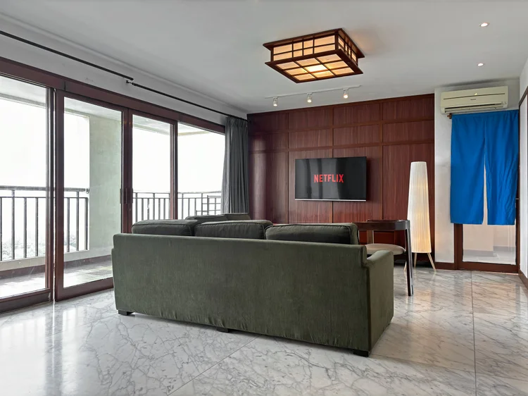 Okinawa: Sofa besar menghadap smart TV dengan Netflix, ruang tamu yang lega buat rombongan.