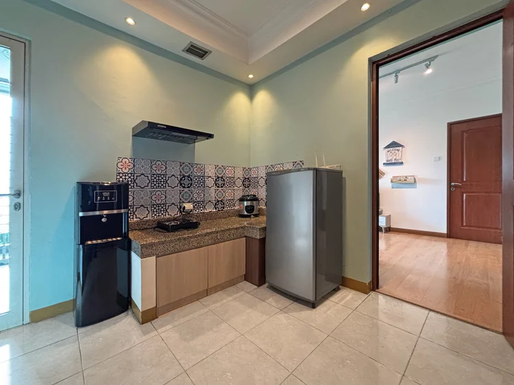Honolulu: Kompor induksi, cooker hood, dan kulkas dua pintu: masak sendiri jadi mudah.