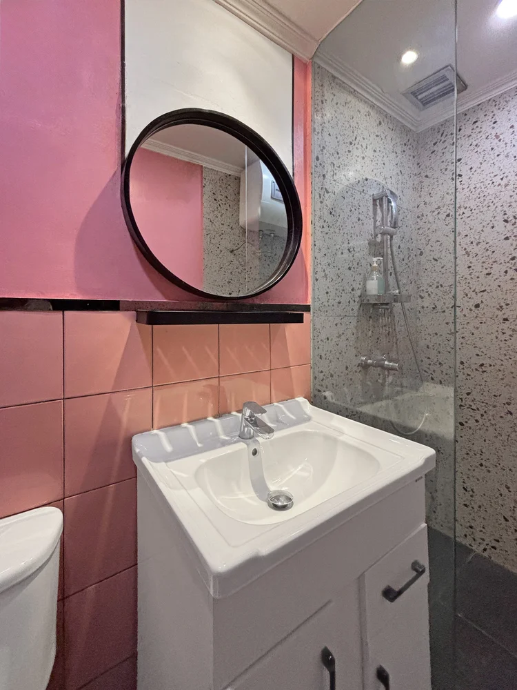 Myeong-dong: Kamar mandi berkeramik merah muda dengan shower air panas.