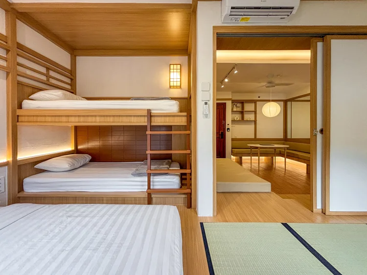 Omotesando: Kamar utama: kasur lantai queen 160 cm dan tempat tidur susun ala Jepang.