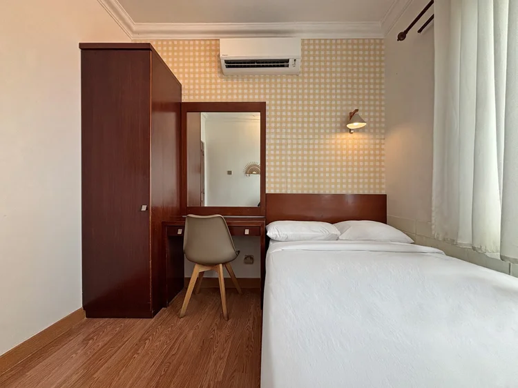 Busan: Kamar lain dengan meja rias dan AC sendiri, tirai tipis di jendela.