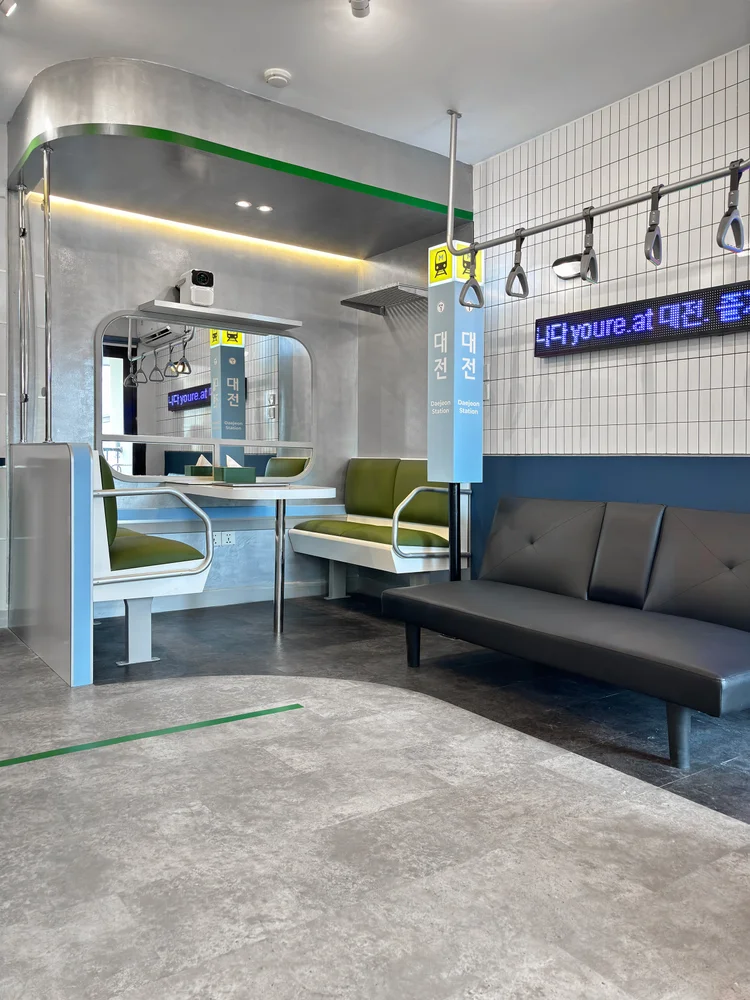 Dae Jeon: Bangku ala kereta dengan cermin besar bertuliskan nama stasiun Daejeon.