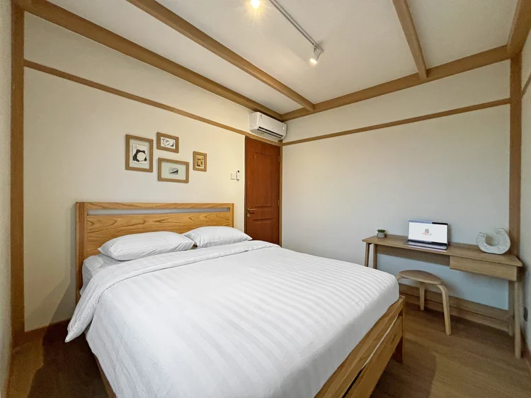 Nara: Kamar dengan queen bed 160 cm, AC, dan meja rias.