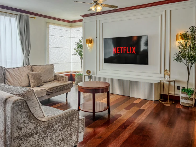 Kensington: Ruang tamu dengan sofa empuk dan smart TV untuk nonton Netflix bareng keluarga besar.