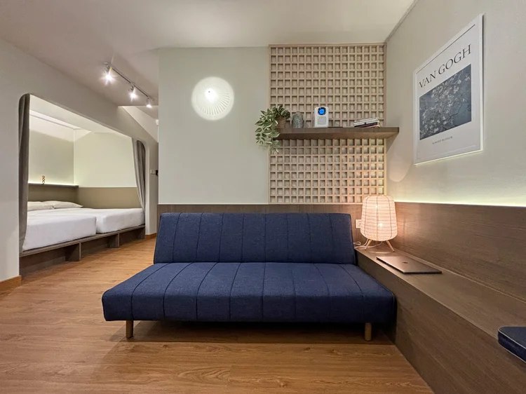 Aoyama: Dari sofa, area tidur cuma beberapa langkah di balik tirai.