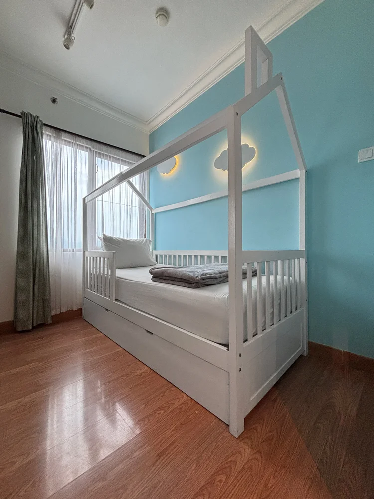 Mykonos: Sliding bed 90 + 90 cm, sprei putih standar semua unit kami.