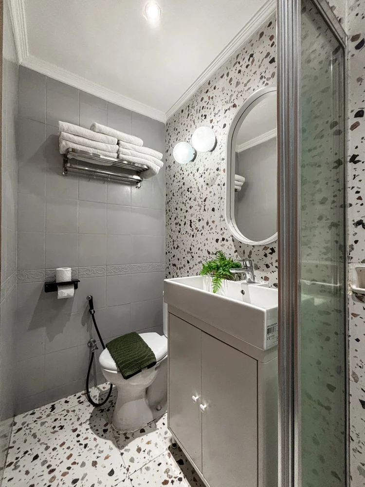 Geneva: Kamar mandi dengan lantai terazo dan wastafel sendiri.