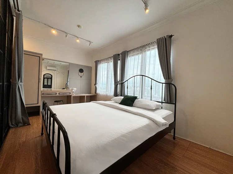 Paris: Kamar utama: queen bed 160 cm dengan AC dan kamar mandi dalam.