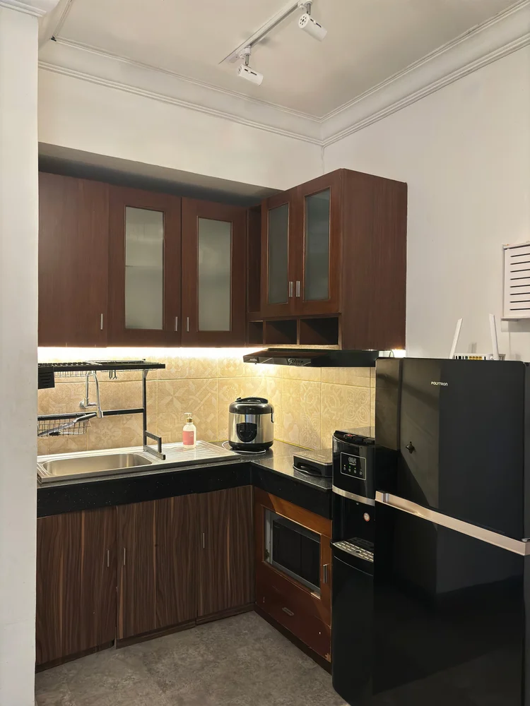 Ubud: Wastafel, microwave, dan kompor induksi di dapur; bahan dasarnya ada di minimarket lobi.