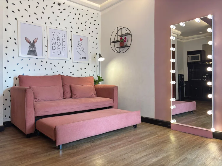 Myeong-dong: Sofa bed dibuka jadi kasur, sudah termasuk kapasitas 6 orang.