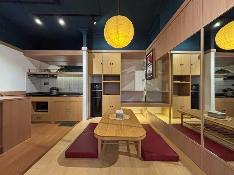 Kyoto: Dapur terbuka menyatu dengan area duduk lesehan, desain yang khas Kyoto.