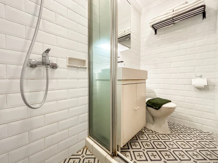 Brooklyn: Kamar mandi modern dengan shower air hangat; sabun dan sampo sudah disiapkan, sama di semua unit.