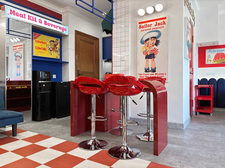 Miami: Meja bar untuk empat orang, kulkas dan dispenser air di sebelahnya.