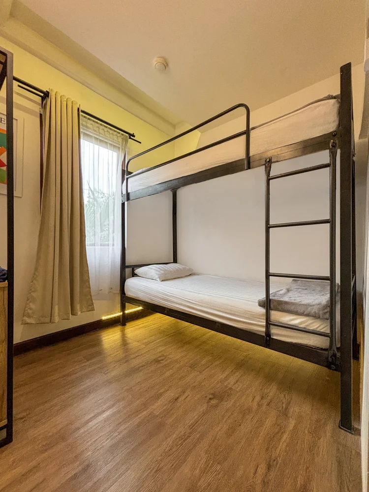 Brooklyn: Kamar kedua: bunk bed untuk berdua, dengan AC sendiri.