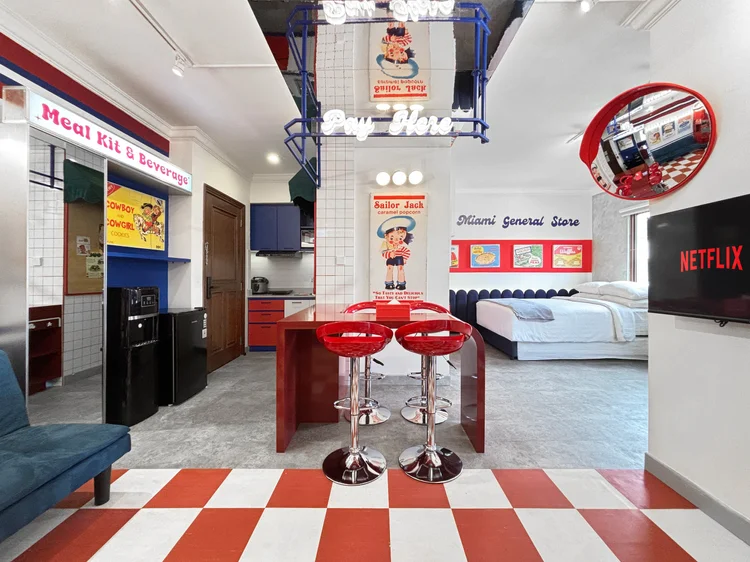 Miami: Studio 48 m²: meja bar, area tidur, dan cermin badan dalam satu ruang.