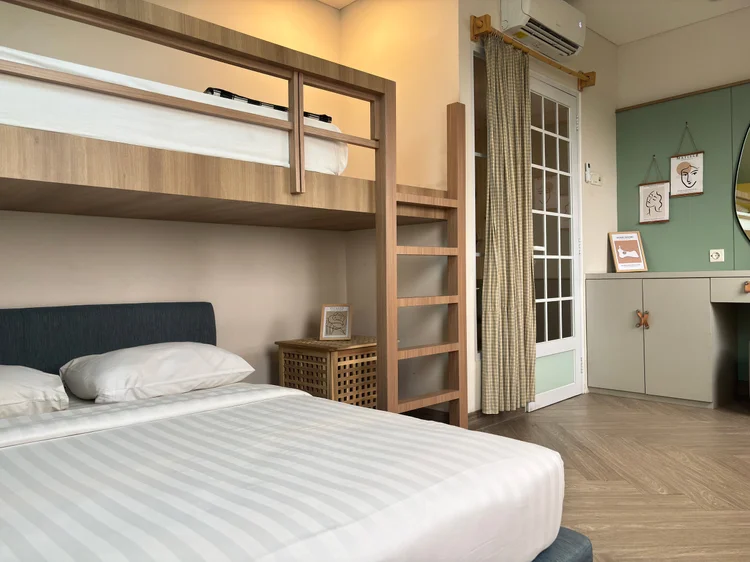 Seoul: Queen bed 160 cm dengan AC di atasnya dan pintu kaca bertirai.