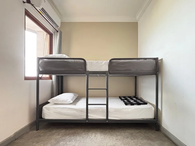 Ubud: Ranjang susun 90 cm di kamar kedua, dengan AC dan sprei putih standar yang sama di semua unit kami.