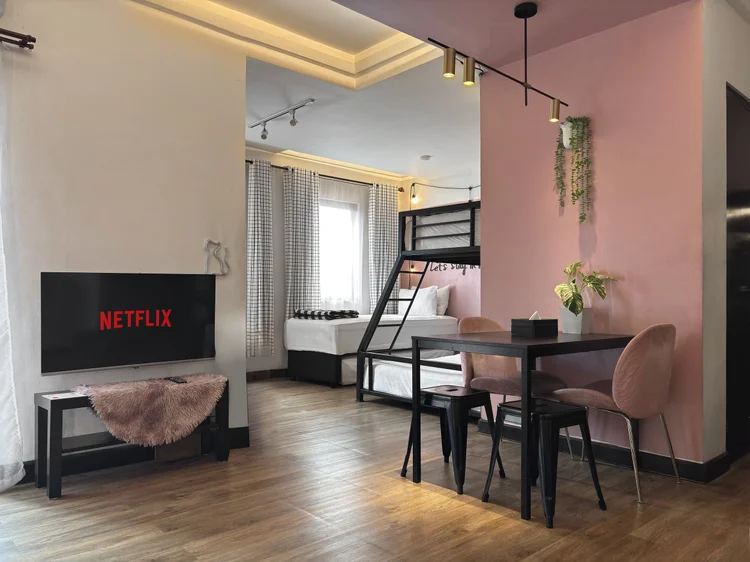 Myeong-dong: TV dengan Netflix dan meja makan empat orang berkursi merah muda.