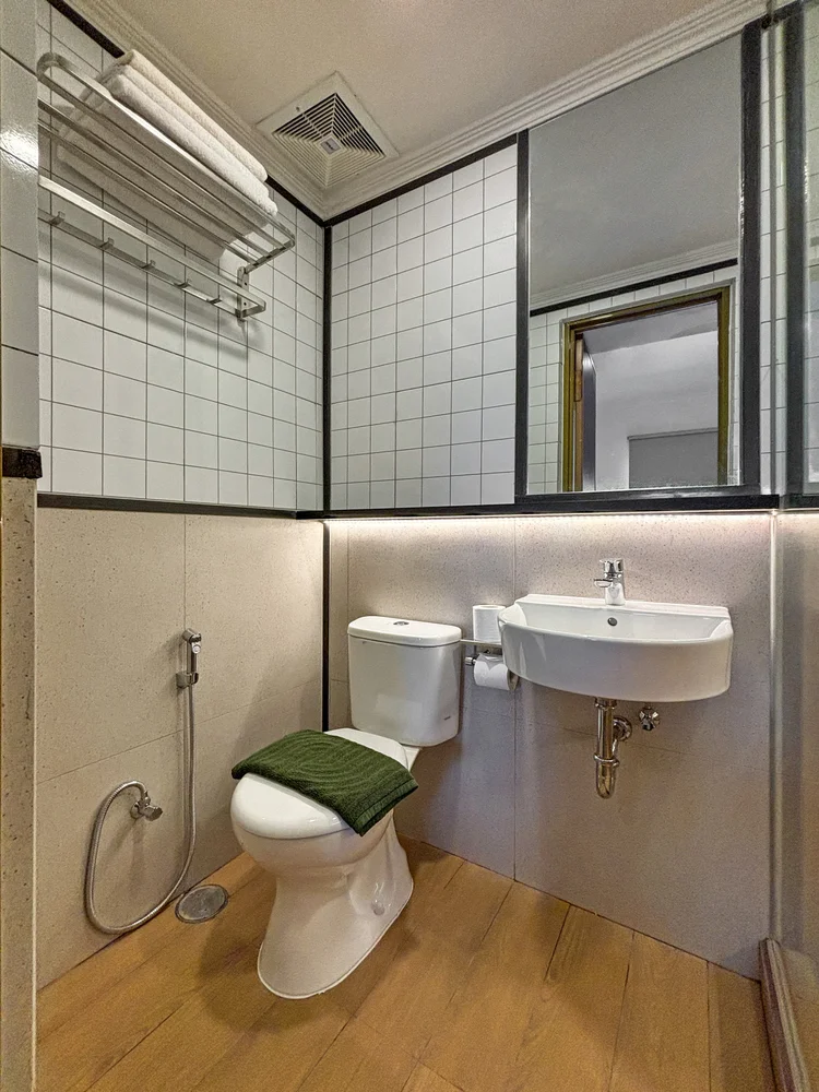 Yokohama: Kamar mandi dengan toilet dan wastafel; sabun dan sampo sama di semua unit.