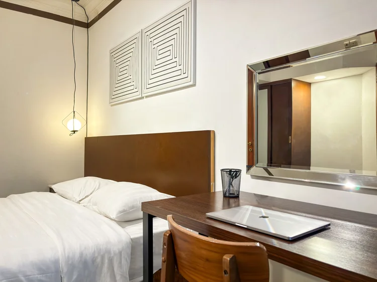 Norfolk: Kamar lain dengan meja rias bercermin besar, cukup untuk laptop juga.