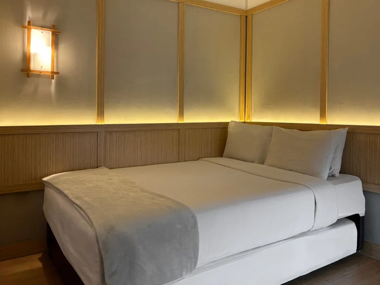 Fukuoka: Sprei putih di setiap kasur, standar yang sama di semua unit kami.