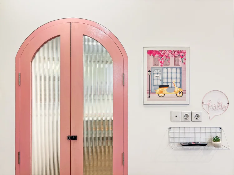Milan: Pintu lengkung kaca bergaris, ciri postmodern pastel Milan.