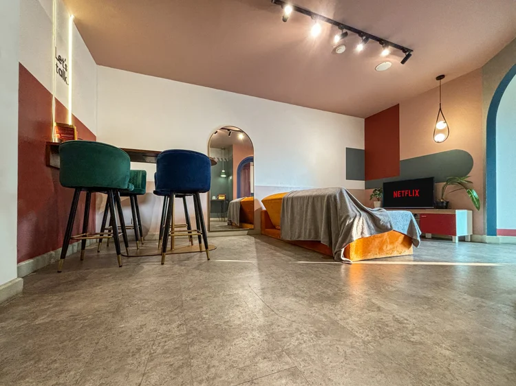 Geneva: Meja bar dengan kursi tinggi, satu ruang dengan area tidur di ujungnya.