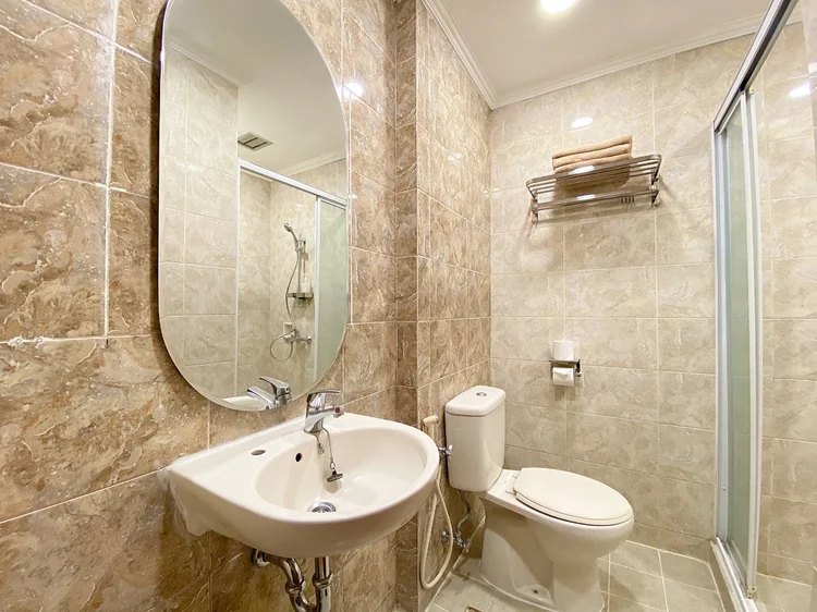 Amalfi: Dua kamar mandi di unit ini, salah satunya di dalam kamar utama.