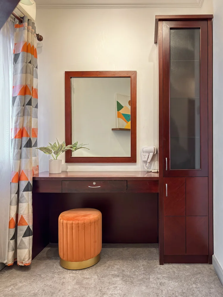Chicago: Meja rias dengan cermin dan stool oranye, tempat bersiap sebelum keluar.