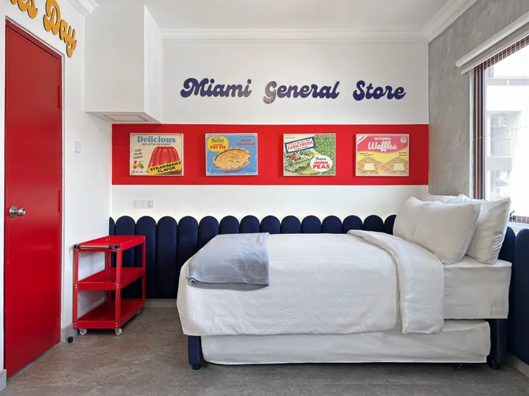 Miami: Area tidur Miami General Store: kasur 140 cm dengan sprei putih, standar semua unit kami.